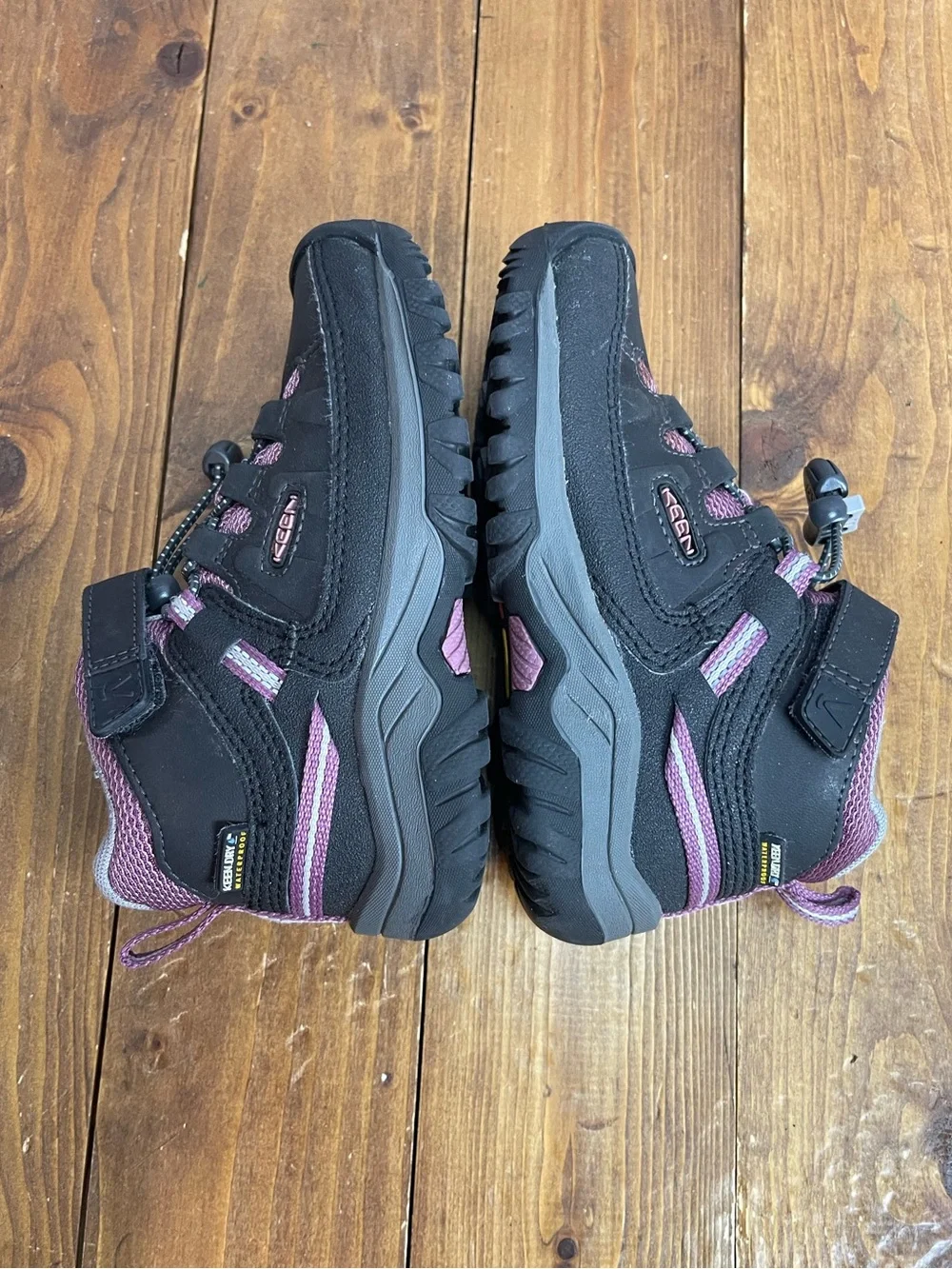 Keen girls size 10 targhee water proof hiking boots black and purple